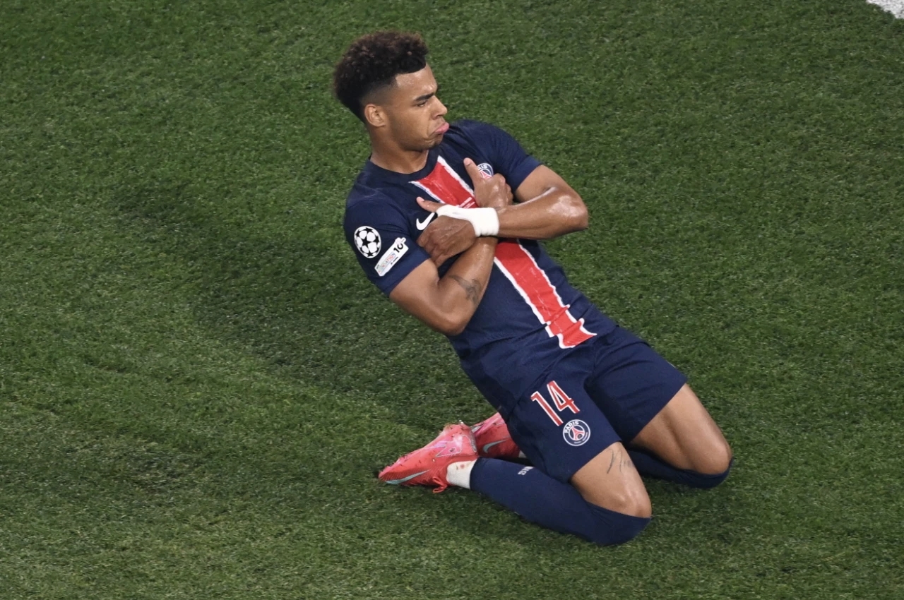 kaiyun-出色防守首场状态出色，法国队观众沸腾！，蒂姆重返赛场赢得满堂喝彩(顶级绝伦日本推理片有哪些)